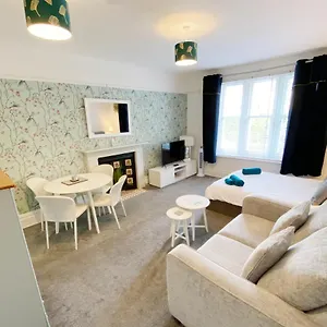 April The Chine- A Spacious Close To The Beach-parking-perfect For Couples- Professionals-contractors , Bournemouth United Kingdom